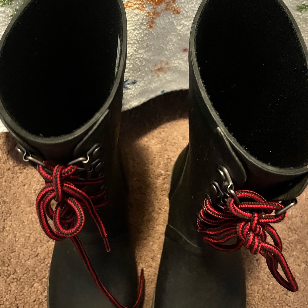 RAIN BOOTS